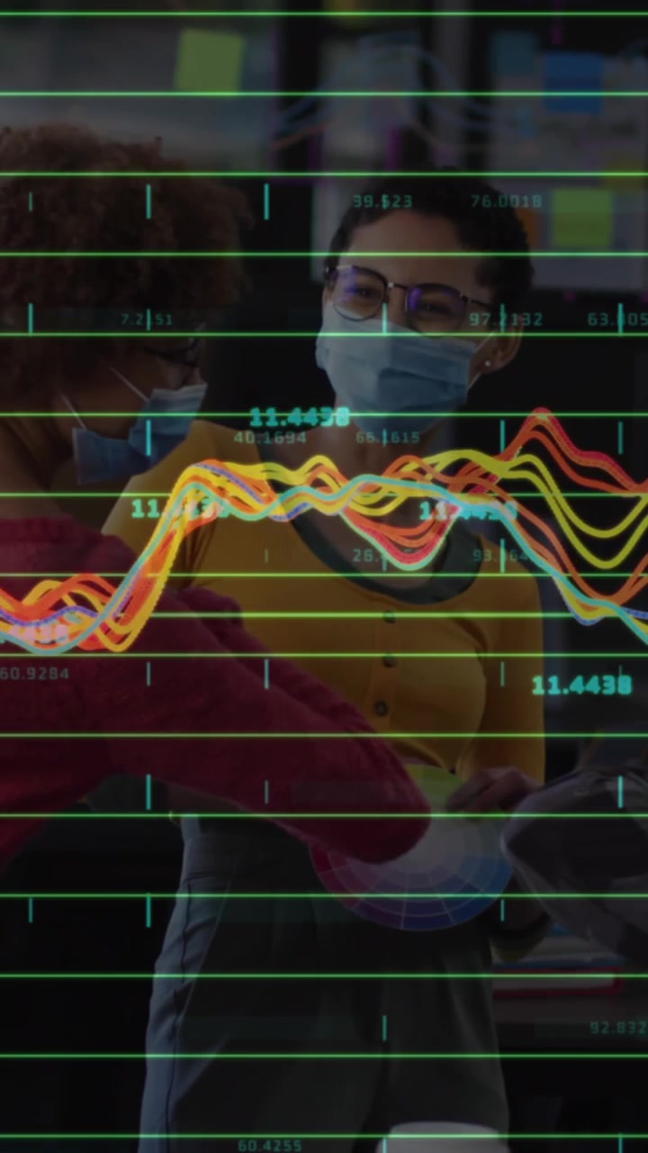 Animazione di elaborazione dati su donna caucasica con carrello in negozio