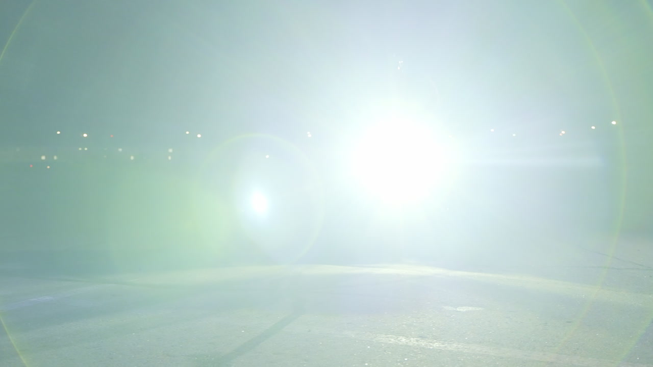 밤에 오토바이 스턴트