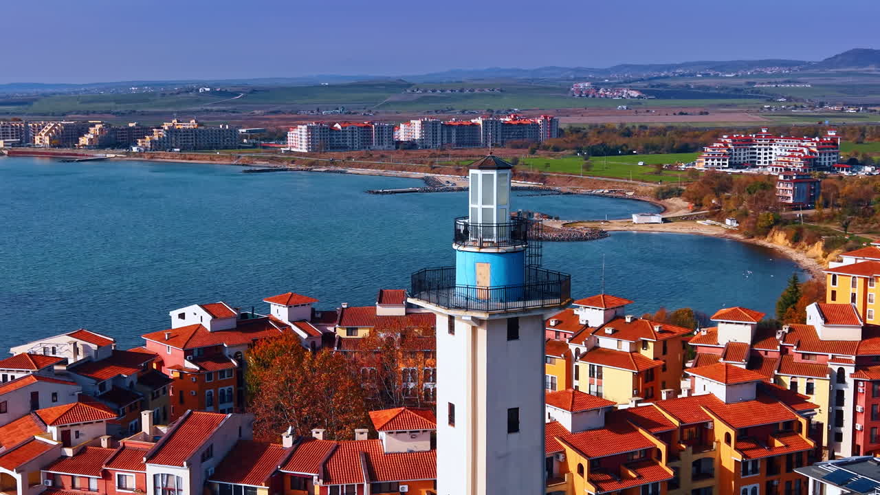 Bulgaristan, Aheloy Deniz Feneri’nin tepesinden çekim görüntüsü. Deniz kıyısında harika, parlak evler var.