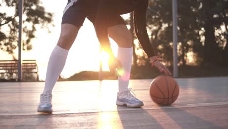 Joven-Jugadora-De-Baloncesto-Haciendo-Ejercicio-En-La-Cancha-Al-Aire-Libre