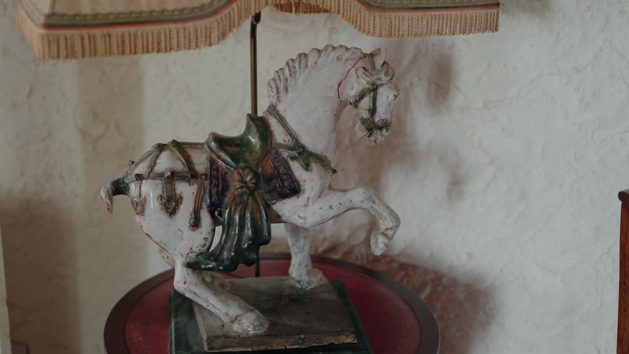 테이블 위의 고대 카루셀 말 동상, 빈티지 장식, 세부적인 공예