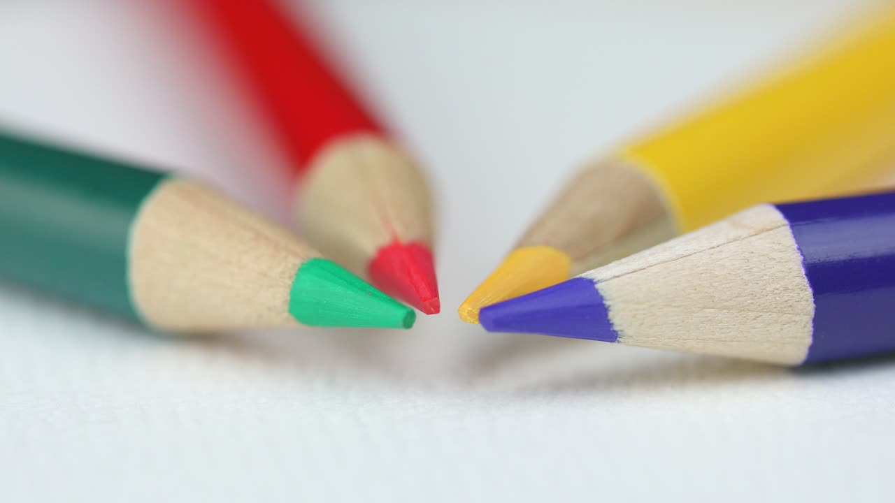 punta de lápices de colores naranja, verde, azul y amarillo