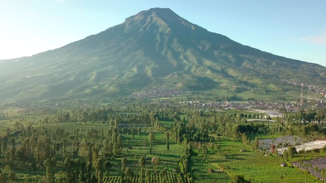 monte sumbing con vistas al campo, el campo y las plantaciones de tabaco