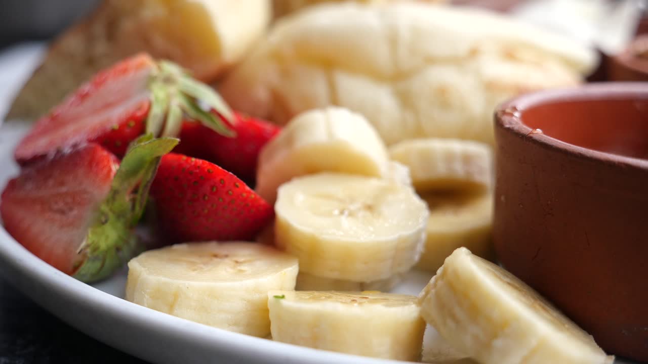fondue de chocolate con fresas y plátanos