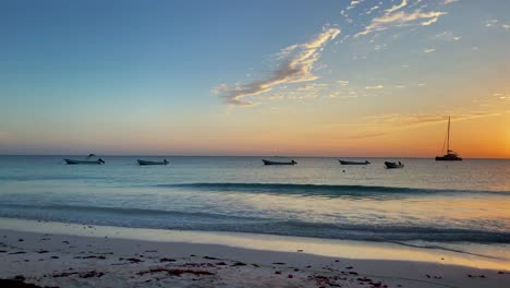 Panorama-De-La-Impresionante-Playa-Y-El-Paisaje-Marino-Al-Amanecer-En-Playa-Del-Carmen,-México