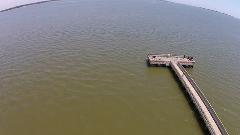 Toma-Aérea-Del-Muelle-De-Pesca-Y-El-Rompeolas