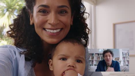 Madre-Y-Bebé-Chateando-Por-Video-Con-El-Padre-Usando-Una-Cámara-Web-Padre-Hablando-Con-Padres-Amantes-De-Los-Niños-Disfrutando-De-Una-Familia-Feliz-Comunicándose-Por-Video-Chat