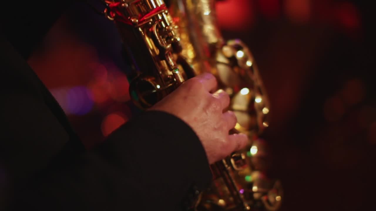 Saxofonista na pódiu