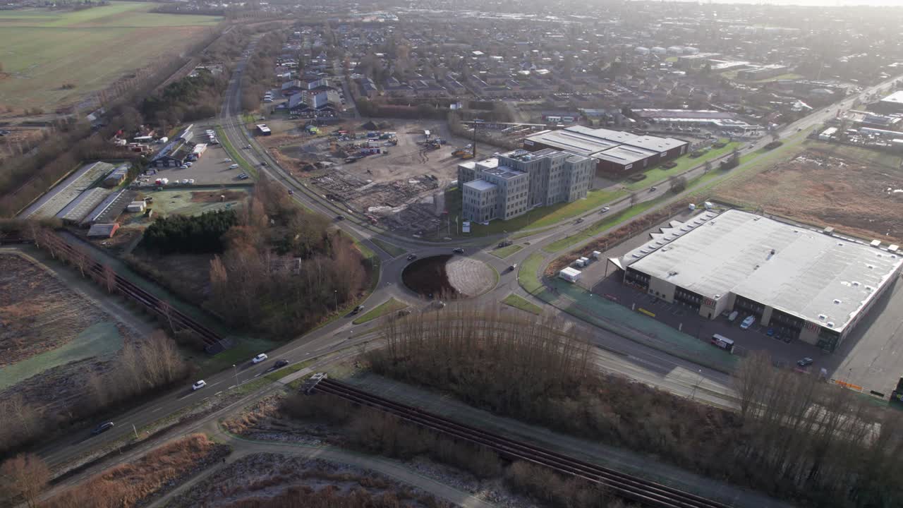vista a vista de pájaro de una intersección en una zona industrial, coches y tráfico