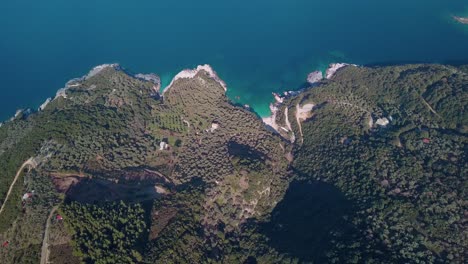 Toma-Aérea-De-ángulo-Alto-Hacia-Adelante-Sobre-La-Costa-Con-Agua-Cristalina