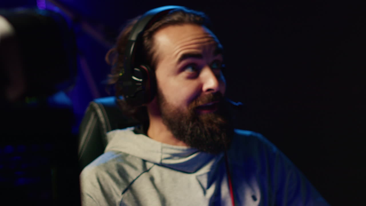 라이브 스트리밍 중에 가입자 앞에서 비디오 게임을 하는 플레이어, 해설을 제공하는