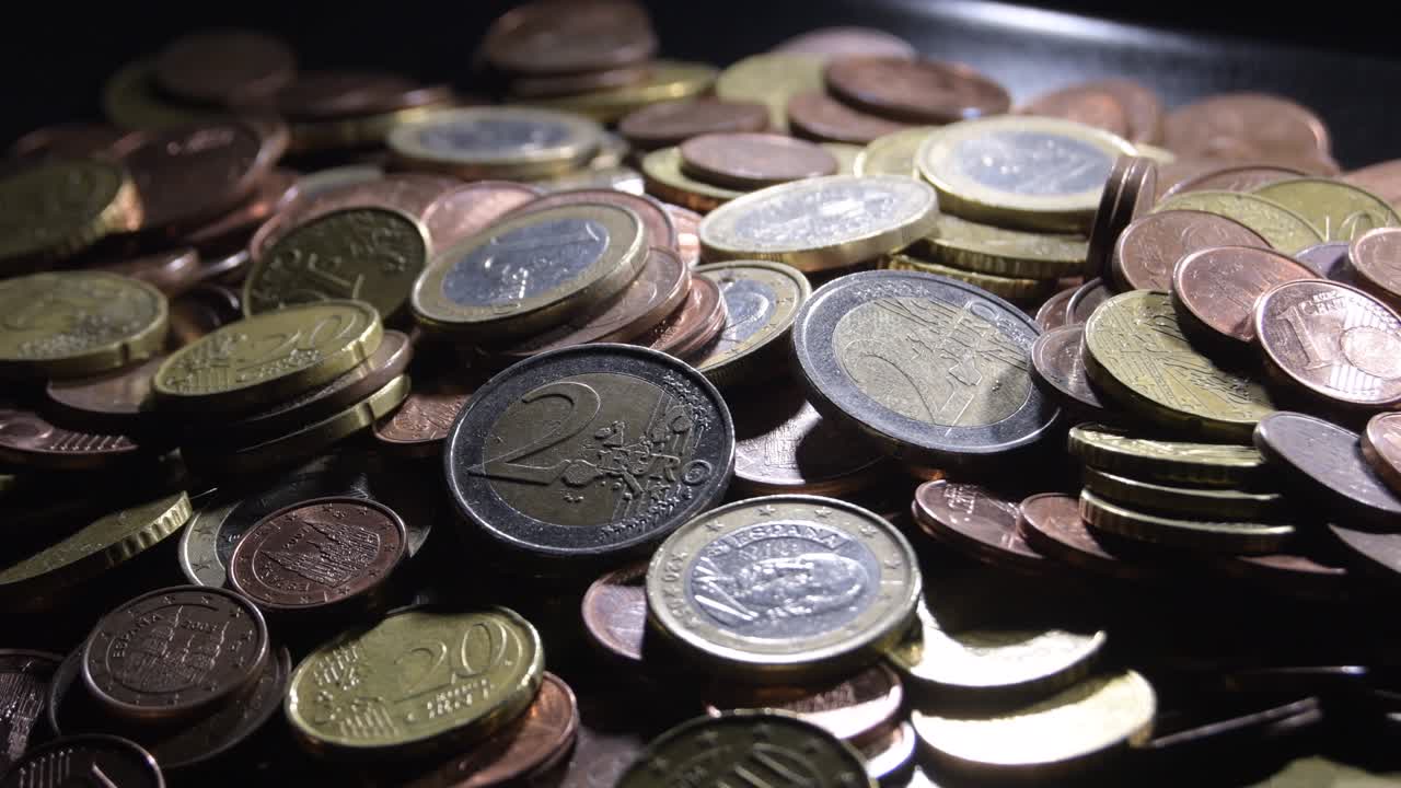 montaña de monedas de euro que giran, dinero en efectivo