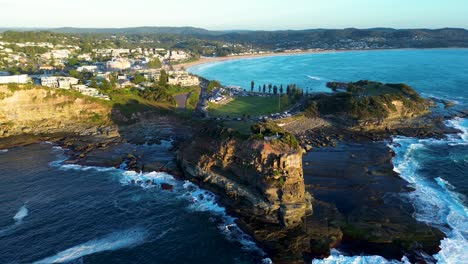 Luftdrohne-Landschaft-Küste-Terrigal-Skillion-Haven-Wohngebäude-Bucht-Klippe-Landzunge-Zentralküste-Reise-Tourismus-Australien