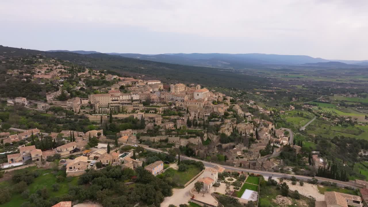 Veduta aerea della pittoresca Gordes e del castello sopra le pianure del Luberon.
