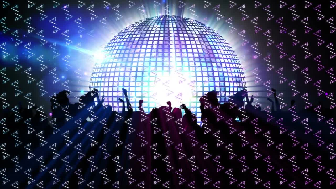 animación digital de formas abstractas sobre una brillante pelota de discoteca contra la silueta de personas bailando