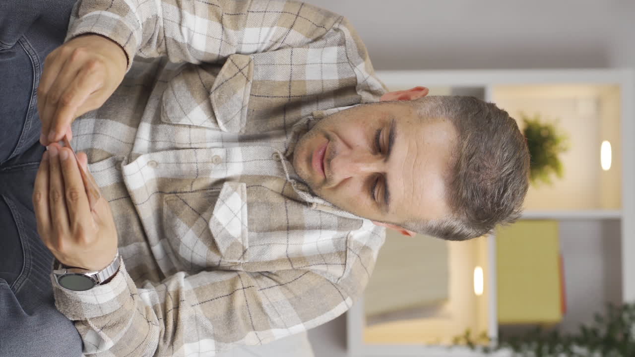 vídeo vertical del hombre con el efecto placebo.