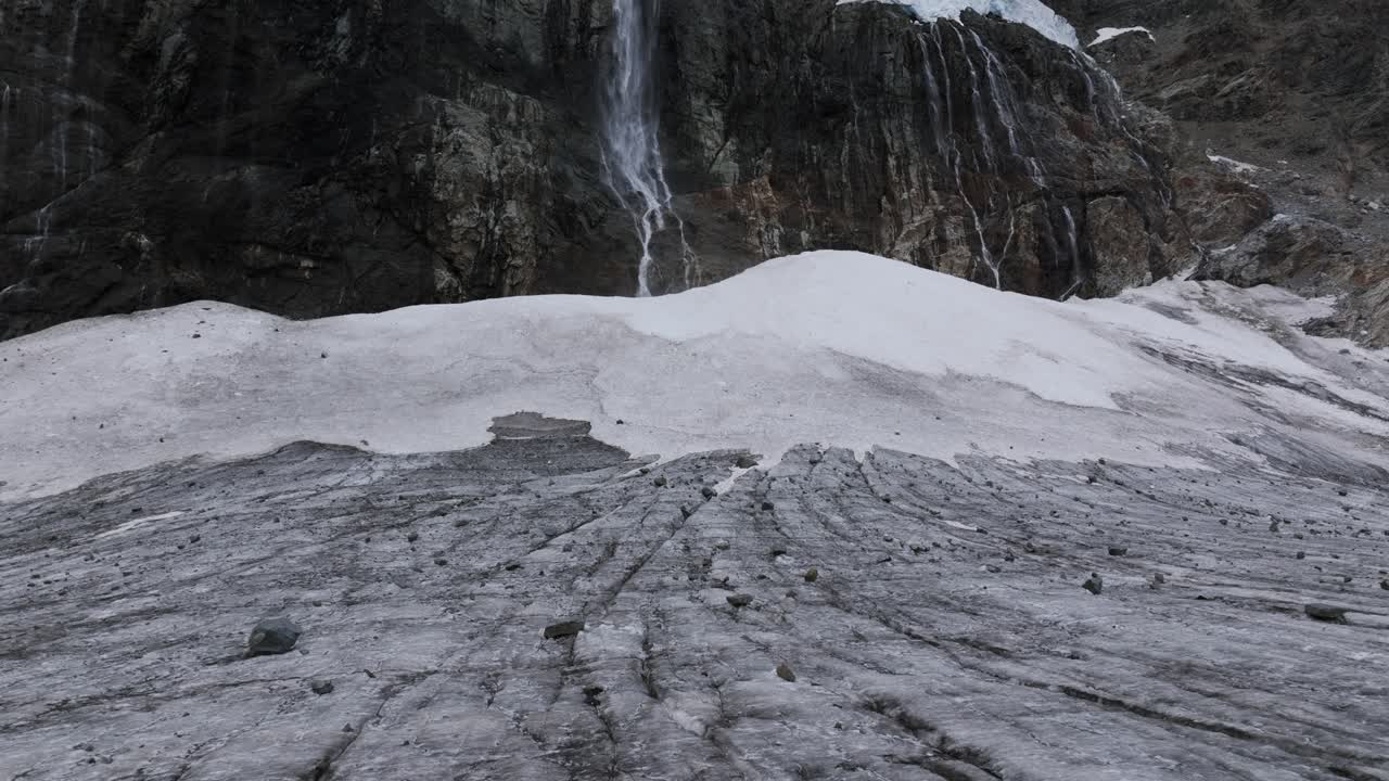 glaciar fellaria con cascada y montañas rocosas en el fondo, valmalenco en italia