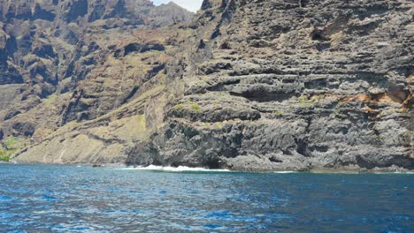 formación rocosa vista desde un barco en un destino de vacaciones, punto de vista desde un recorrido por el agua