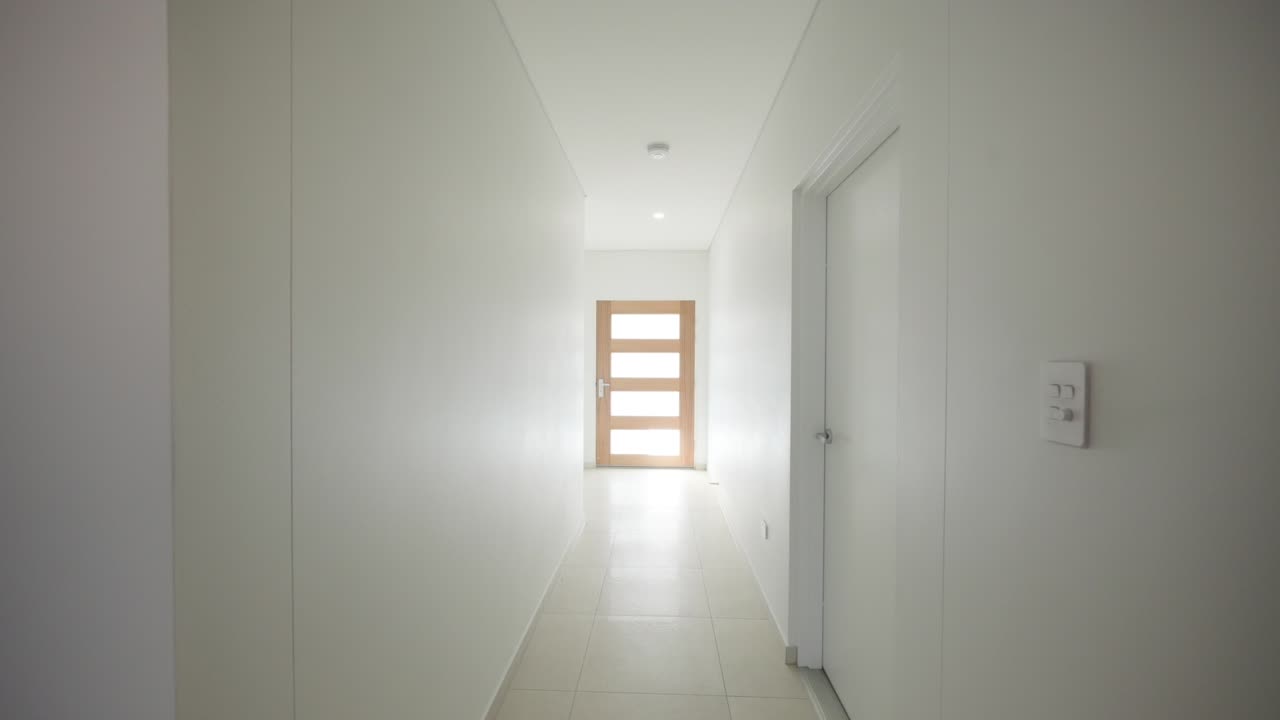 Cucina moderna di una casa campione che si integra con la camera da letto, caratterizzata da un design open space e arredi eleganti, tipica di un allestimento immobiliare.