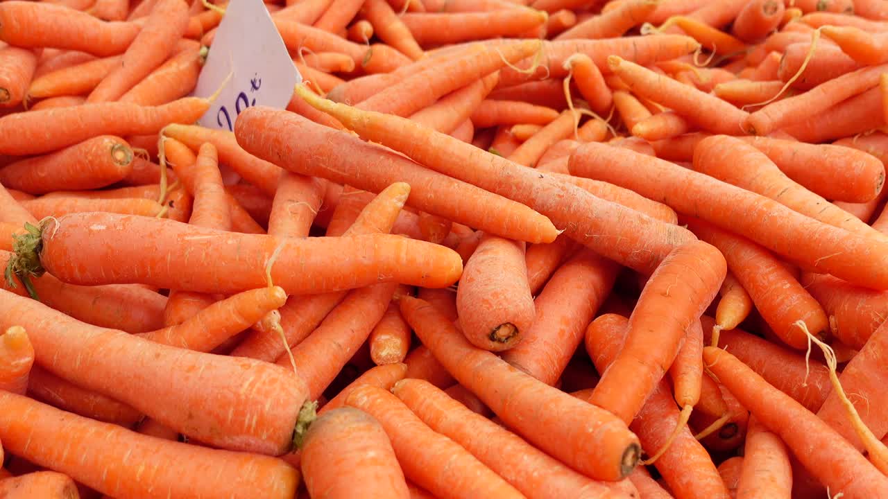 Mucchio di carote fresche al mercato