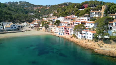 Sa-Riera,-Situada-En-La-Costa-Brava,-Combina-A-La-Perfección-La-Lujosa-Oferta-Turística-Con-El-Pintoresco-Encanto-De-Las-Cabañas-De-Pescadores