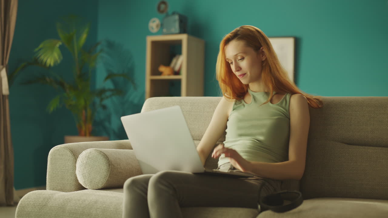 mujer discutiendo el trabajo con un colega
