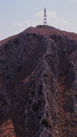 vista aérea de un pico de montaña escarpado con una torre de comunicación