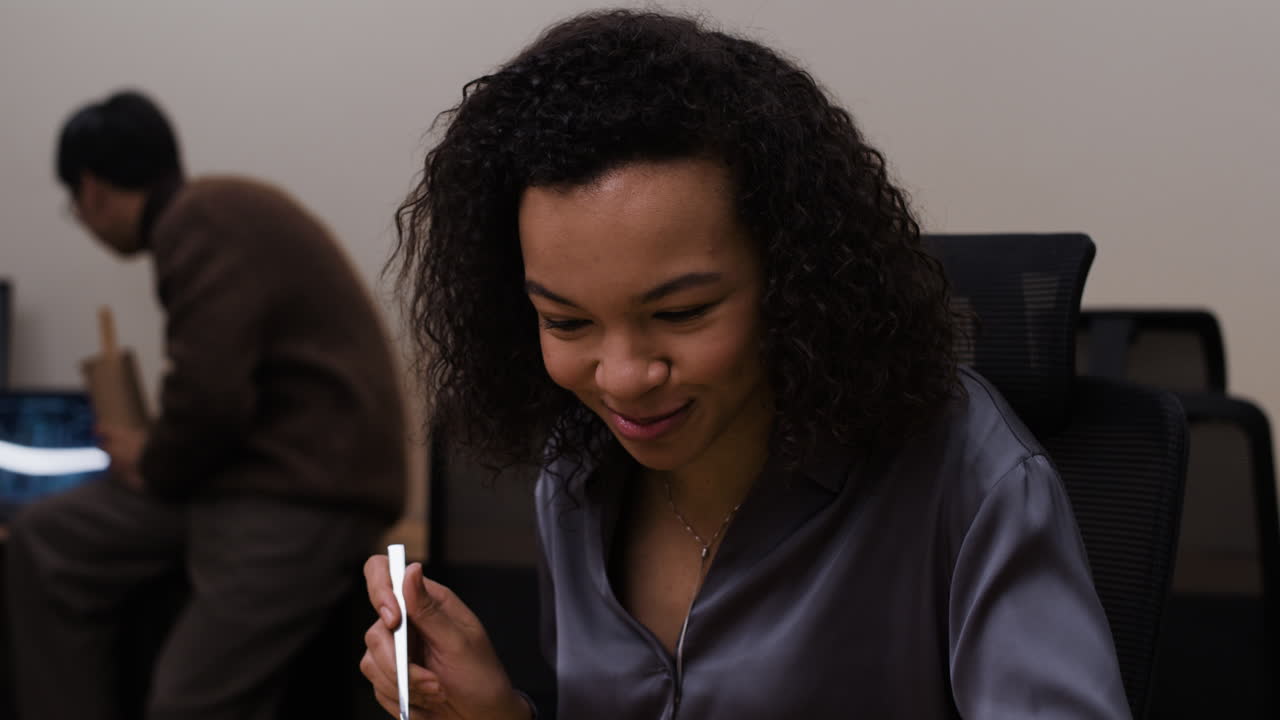 mujer de negocios almorzando en la oficina