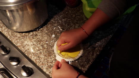 mujer preparando y presionando quinua súper grano