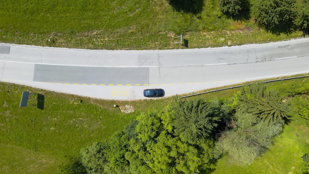 impresionantes imágenes aéreas de drones 4k de una carretera curva, un bosque y coches que circulan en él en verano