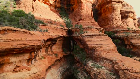 El-Dron-Que-Sale-De-Las-Características-De-La-Roca-Roja-En-Sedona,-Arizona,-Revela-La-Ladera-De-La-Montaña