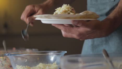 manos del chef sirviendo queso en pan plano