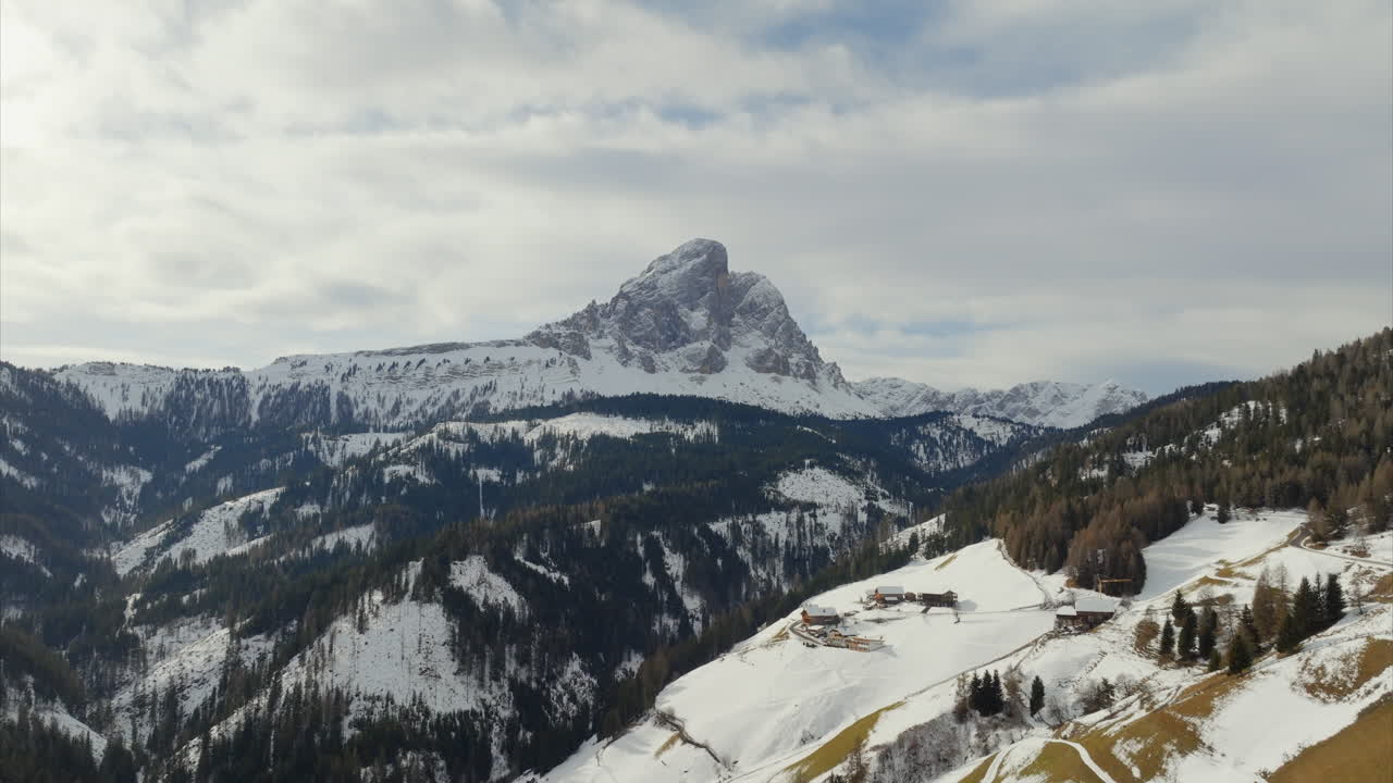vista aérea de la nevada montaña peitlerkofel o sass de putia de las dolomitas en trentino alto adige, italia