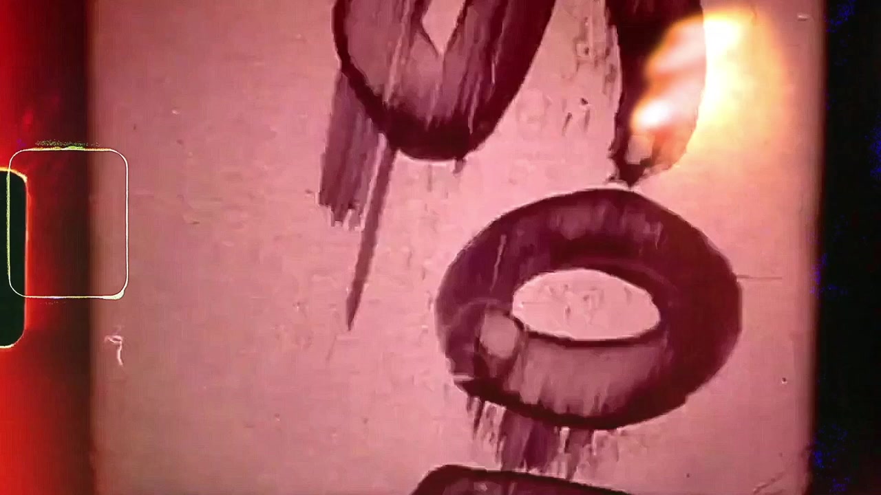 Vintage filmbrand en lichtlek overlay met korrel- en glitch-effecten