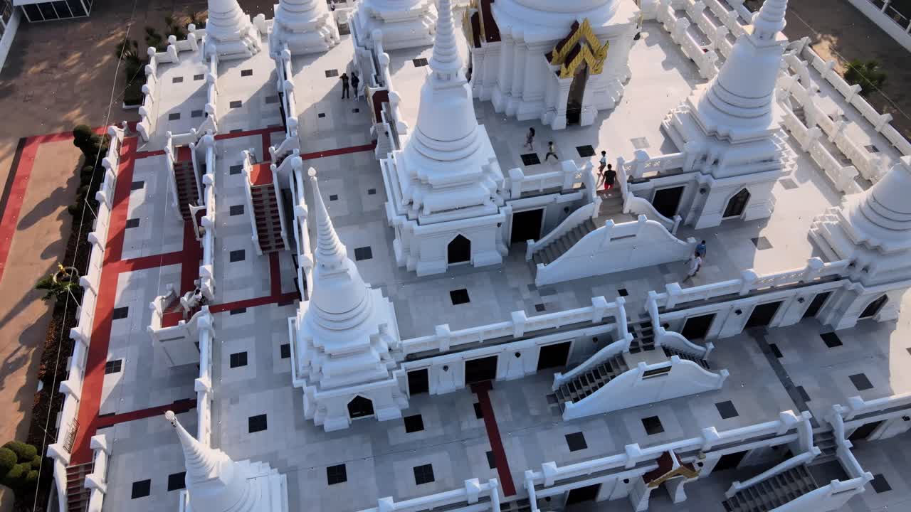 el dron de 4k se inclina sobre un hermoso templo budista blanco