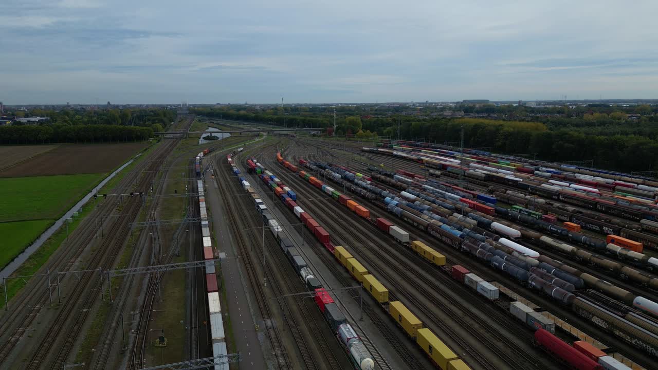 Luftaufnahme des Rangierbahnhofs Kijfhoek mit Waggonzügen, die auf ihren Weitertransport warten
