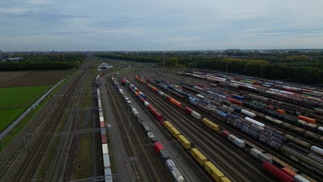 Vista-Aérea-Del-Patio-De-La-Joroba-De-Kijfhoek-Con-Trenes-De-Vagones-Esperando-Ser-Trasladados