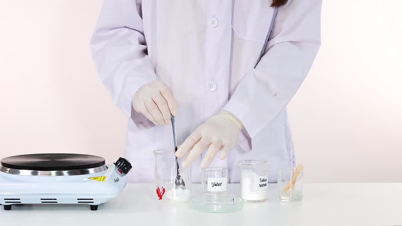 실험실 환경에서 나트 아세테트 결정화를 보여주는