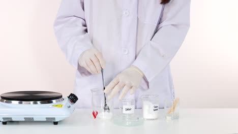 demostración de la cristalización del acetato de sodio en un entorno de laboratorio