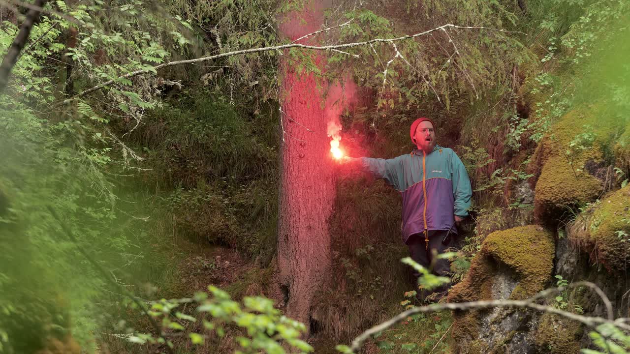 hombre con llamarada roja en el bosque