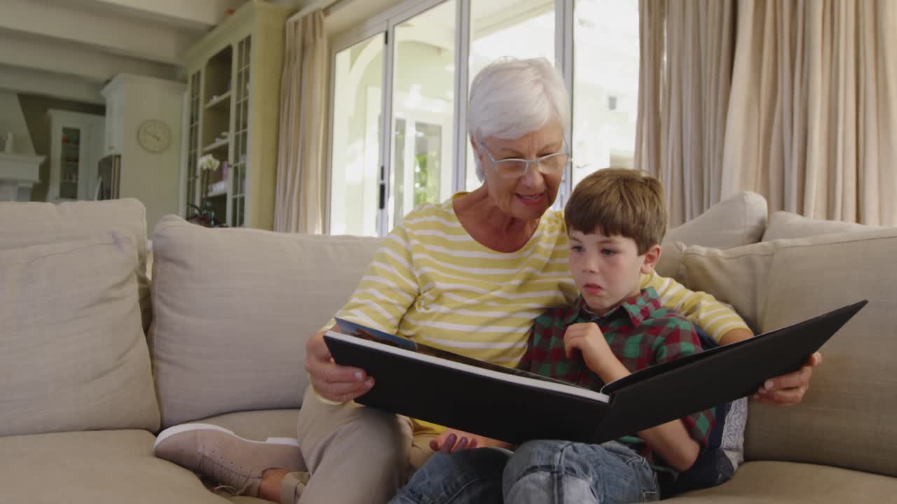 Famiglia di trascorrere del tempo insieme a casa