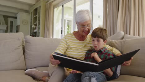 família a passar tempo juntos em casa