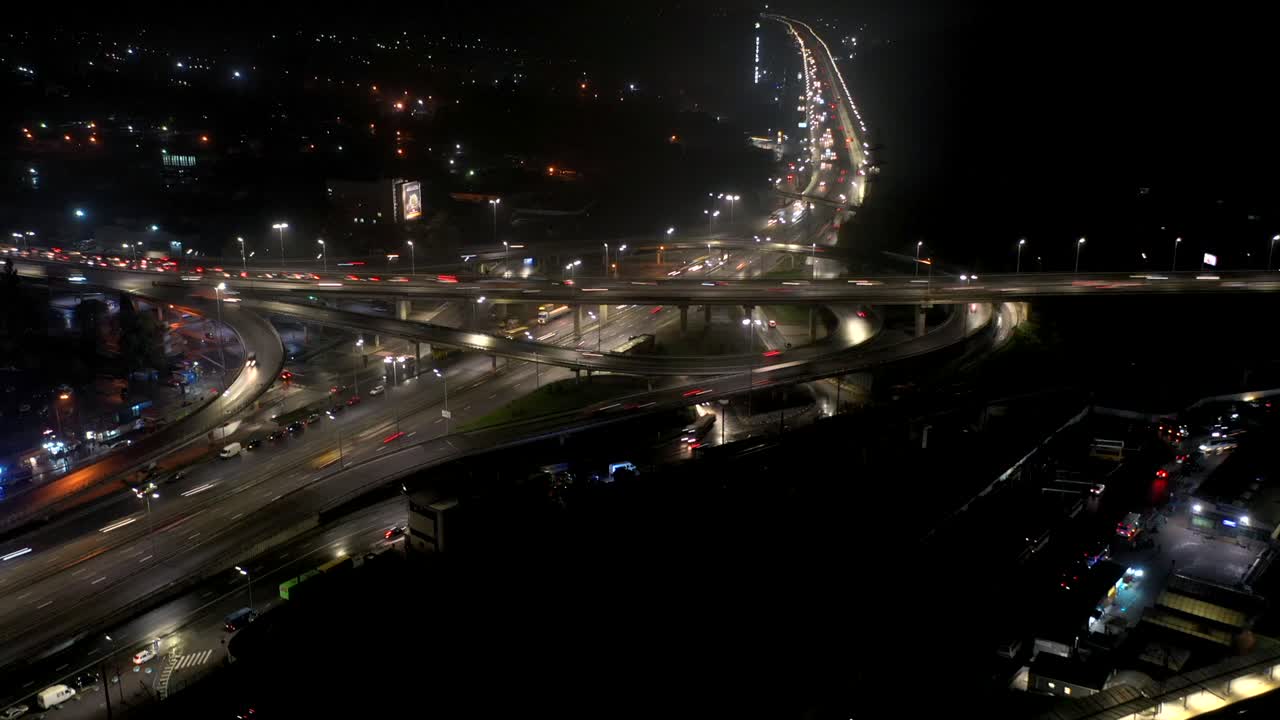 야간 도시 고속도로 교차로