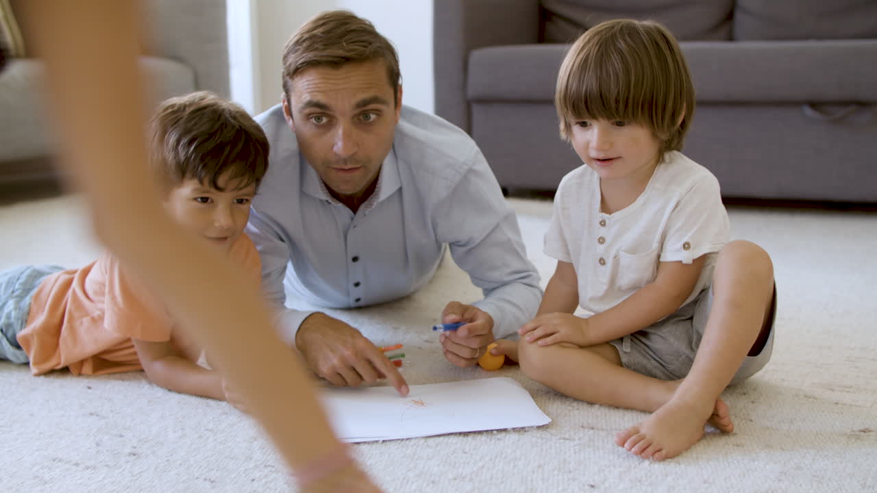 형제 자식 들 과 아빠 가 따뜻 한 바닥 에 누워 있다