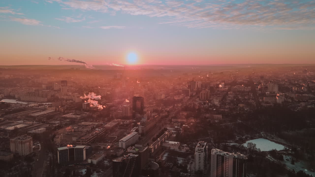 Hyperlapse de Chisinau ao nascer do sol, vista de drone. Vários edifícios, estradas com carros em movimento e fumaça saindo dos tubos. Moldávia