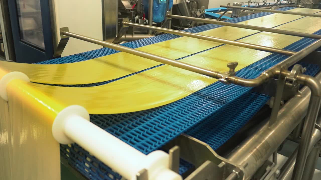 현대식 대형 파스타 공장에서 다양한 종류의 고품질 파스타를 생산해 왔습니다.