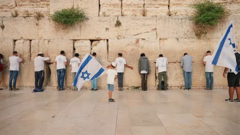 Junge-Israelische-Juden-Schwenken-Flagge-Und-Beten-In-Jerusalem-An-Der-Westlichen-Klagemauer-Der-Heiligen-Stadt