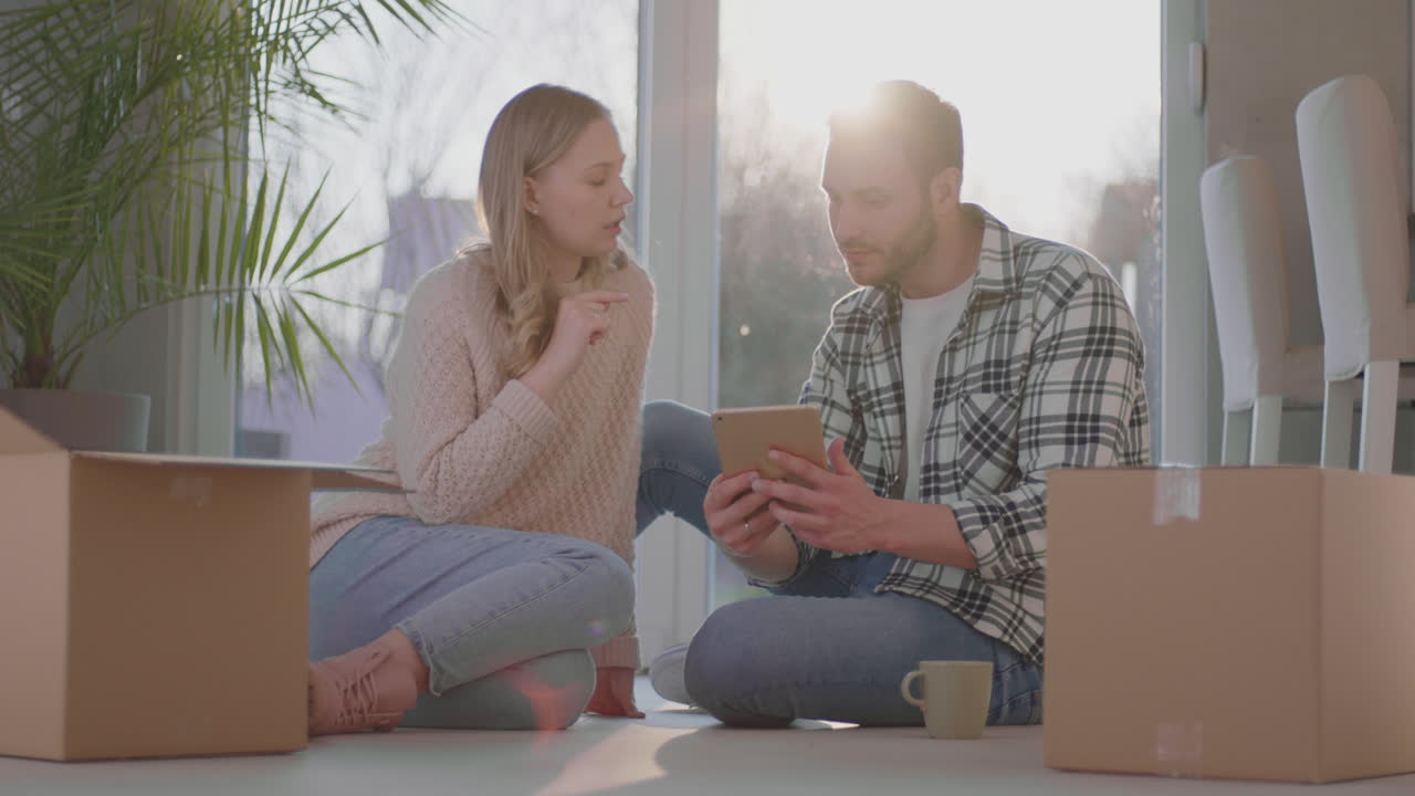 태블릿에서 장식 디자인을 보는 커플