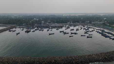 el puerto pesquero de chellanam con todos los barcos en kerala, india. el propio país de dios, lugares turísticos de kerala