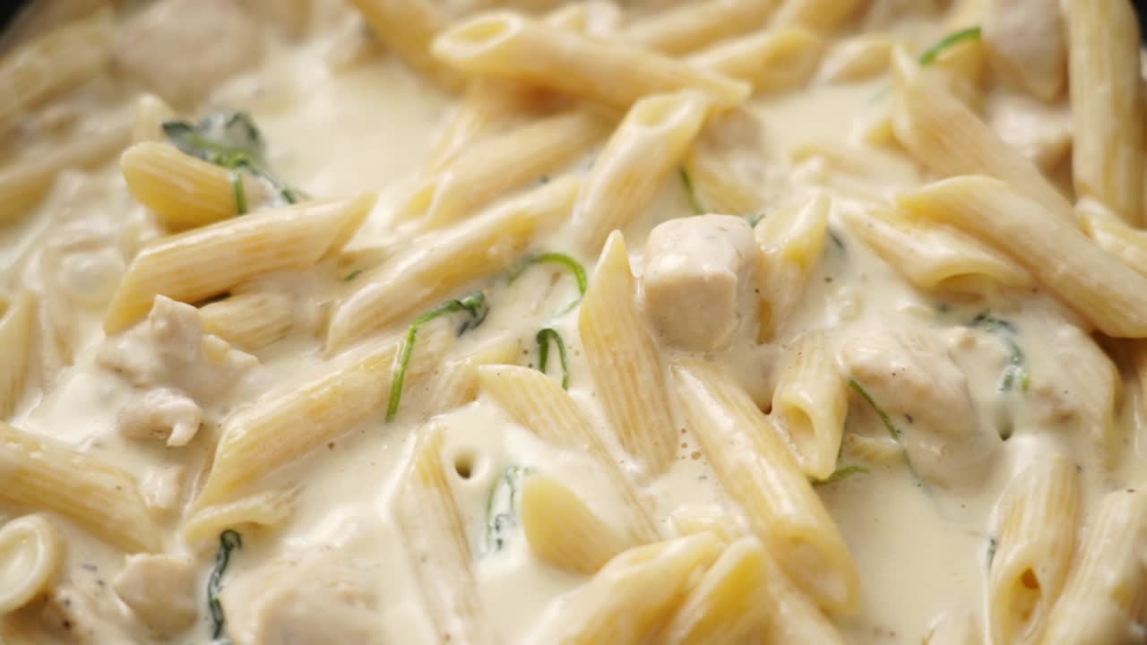 익명의 요리사가 스파 ⁇ 라로 프라이팬에 파스타를  ⁇ 는다